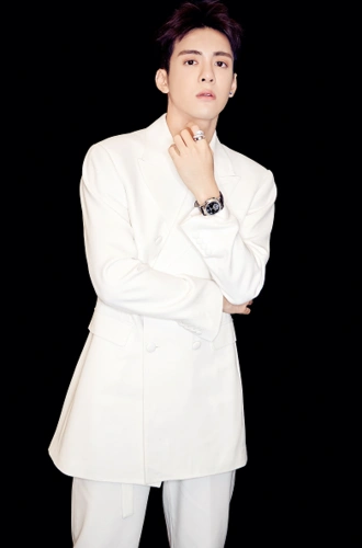 曾舜晞出席手机品牌发布会 清爽白西装彰显轻熟魅力