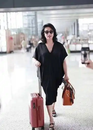 52岁金星终于穿对了黑色v领连衣裙优雅减龄无奈小腿暴露年龄