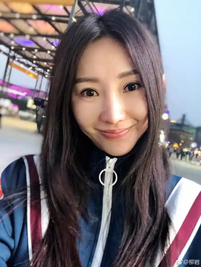 柳岩北京素颜照,包裹的很严实,感觉真的好美