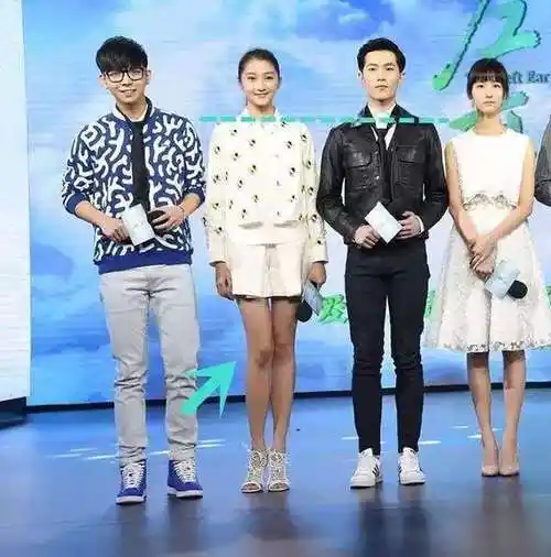 关晓彤和杨洋同框,两人竟然一样高,这就很尴尬了