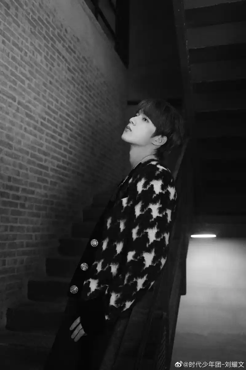 刘耀文黑白氛围感大片来了 黑白滤镜高级感十足