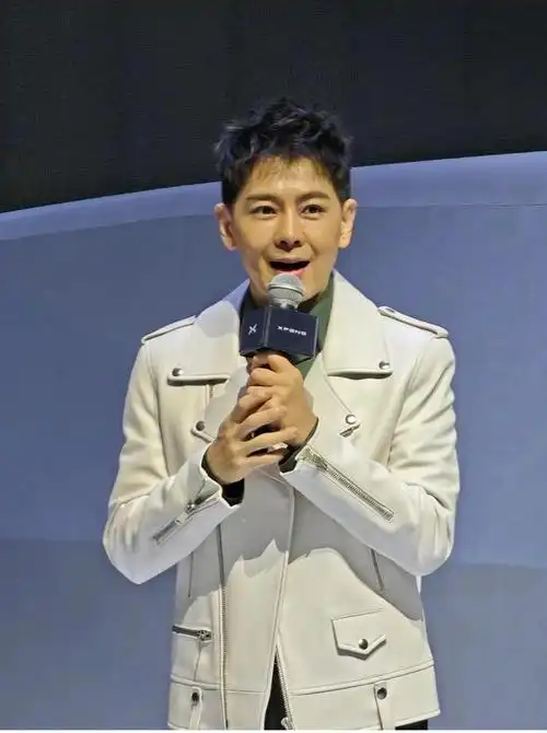 林志颖现身广东某车展林志颖身穿米白色外套真是减龄