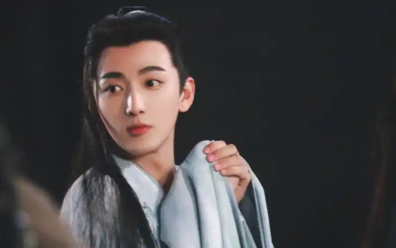 刘昱晗投送怀抱夜燕白