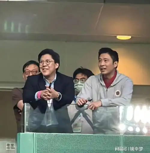 苗侨伟黄日华参加足球赛霍启山设宴招待众星霍启刚给弟弟撑场