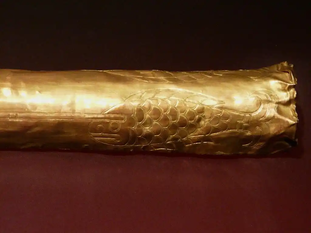 三星堆金杖被认为是权杖可有人根据上面图案推断它另有用途