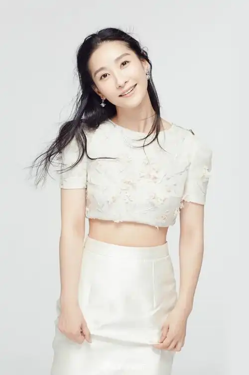 陶昕然素颜出街吃甜品 网友却大呼其秀恩爱