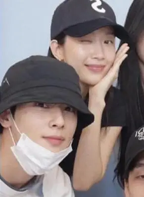 车银优文佳煐同框照##文佳煐车银优合照