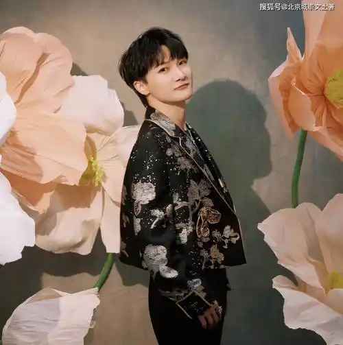 王者荣耀:新春直播,周深对阵杨幂,毫无偶像包袱,实力圈粉路人_舞台