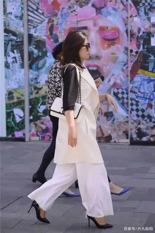 黑色尖头细跟鞋,白色阔腿裤,30岁以后的成时尚女士搭配_高跟鞋_美女