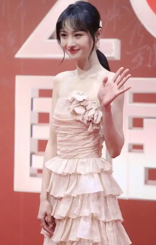 一款好看的礼服需要匹配合适的发型才能体现出独特的气质,郑爽属于是