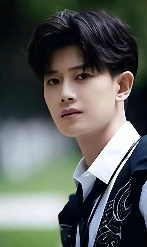 任嘉伦高调秀恩爱,才情与魅力共舞的杰出演员_表演_训练_小角色