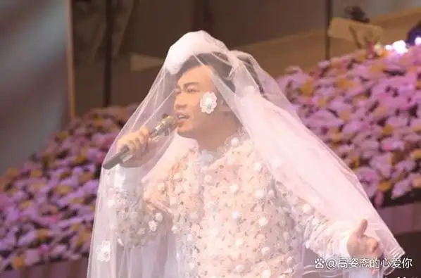 不讲国语比中指冷门歌陈奕迅演唱会遭质疑20年前他已发癫