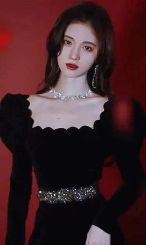 鞠婧祎黑色礼服鞠婧祎黑色丝绒长裙大波浪加红唇气场全开