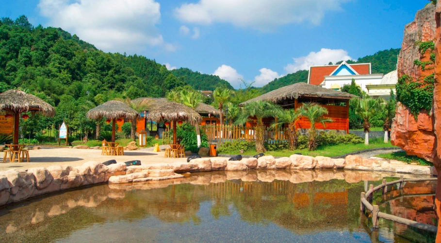 休闲,住宿,会议为一体的温泉度假村,庐山西海温泉位于永修县,比邻柘林