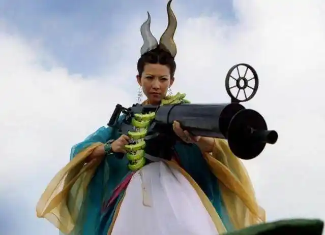 5,谢楠 在《大话西游3》中,谢楠饰演的铁扇公主,身着红衣,头戴精致