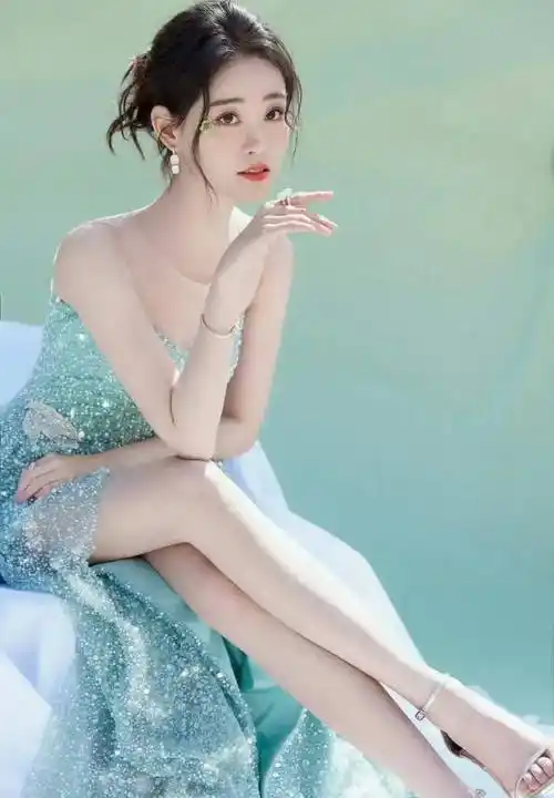 祝绪丹的腿又细又长,线条流畅,宛如艺术家的杰作.