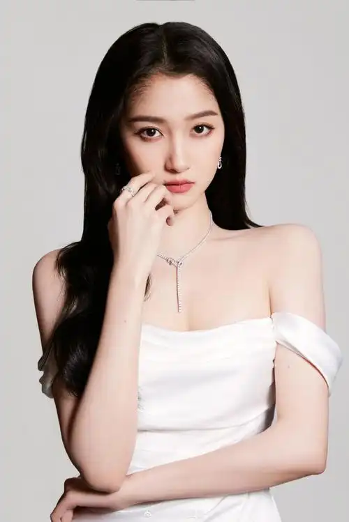 fred斐登心愿代言人@关晓彤佩戴#force 10#系列高级珠宝项链,同系列