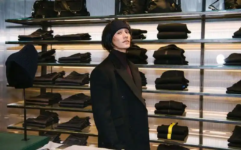 时不时的扎个丸子头,变身成为摇滚青年.