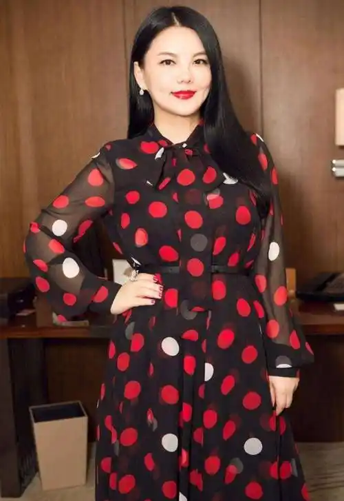 44岁李湘真富态,穿红色波点裙暴露赘肉,就是裙子太长还得用手提_时尚