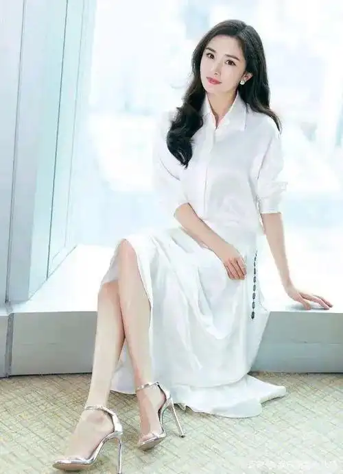 杨幂万能坐姿美图—温婉甜美,雪肤玉貌,美腿玉足一览无余_网易订阅