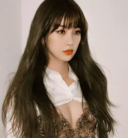 虞书欣上班生图曝光穿深v亮片长裙太吸睛这身材我没看错吧