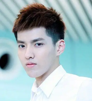 都是不适合梳长发的哦~男生两边短毛寸发型图片,怎么给男生梳头