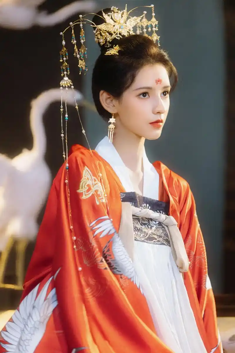 张予曦的脸真的太绝了,好适合古风扮相,她不属于娱乐圈,她属于古风