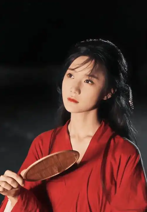 陈意涵一组古风红衣战损妆美呆众人,破碎感十足-爱读书