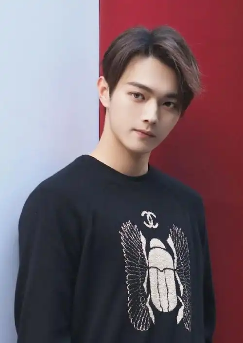 152斤许凯搭配一身黑色造型更加帅气