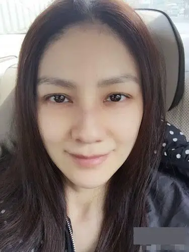 胡可晒与老公素颜照比美 网友:好有夫妻相