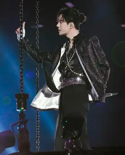 王一博《龙拳》舞台太炸了,但主持时却翻车,嘴瓢后引自己和大张伟偷笑