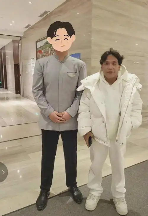 宋小宝身高是硬伤!与粉丝合影引争议,美颜开大了小宝变小美了?