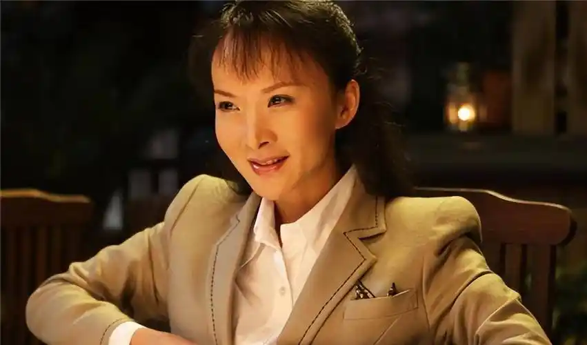 50岁演员谢兰曝永居美国,低调回国变化太大,脸不对称油光满面_网友