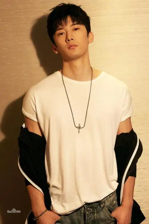 日出生于北京,毕业于北京电影学院09级表演系本科,中国内地影视男演员