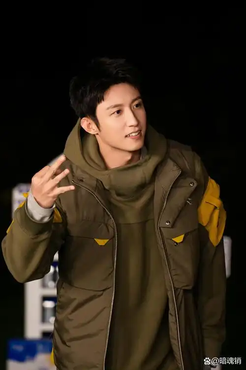 黄景瑜《现在就出发》剧照,棕色戴帽卫衣搭配牛仔裤外搭棕色外套,真的