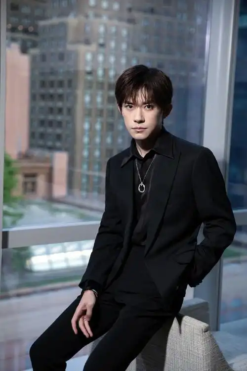 易烊千玺黑西服造型##易烊千玺窗边随拍