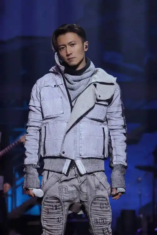 谢霆锋锋狂摇滚演唱会携四乐队共同燃炸超现场附全场回顾视频