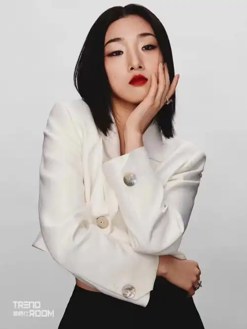 创作人#yamy郭颖   身着the sea life 2022秋季高级系列