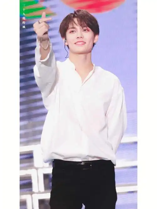 2022林彦俊笔芯白色衬衫壁纸252