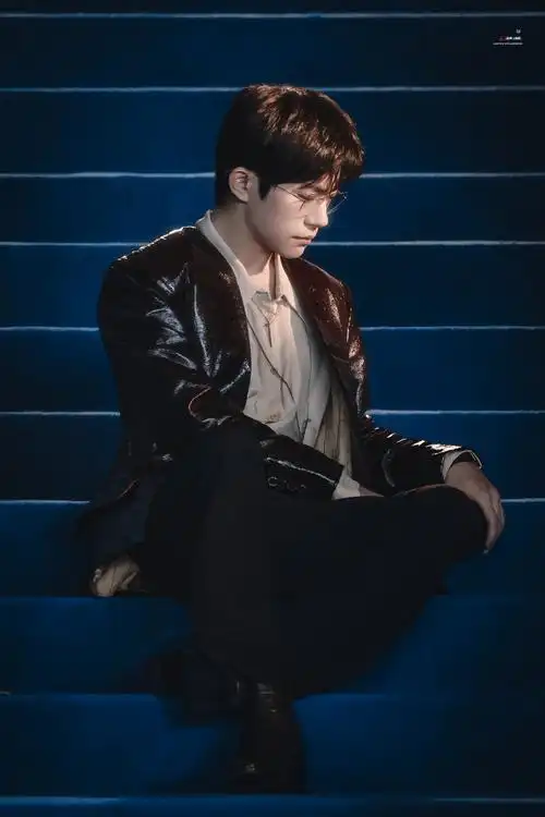 易烊千玺二三逢时戢鳞风起##易烊千玺vogue盛典迷路##易烊千玺复古红