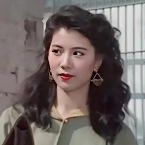 袁咏仪:魅力与眉骨的完美结合