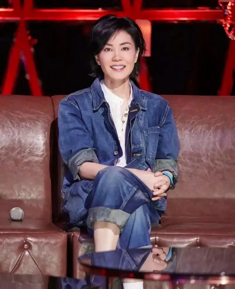 1997年,王菲以6000w的天价,签约百代唱片公司.