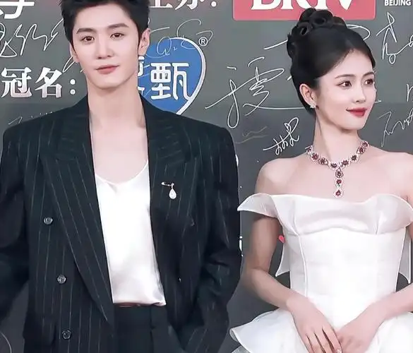 肖战邓为携手座位更是咖位白鹿赵露思王鹤棣待遇超卓