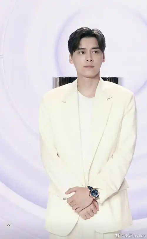 李易峰直播#白色西装穿搭的李易峰高级又帅气生图状态也太好了植ゥ