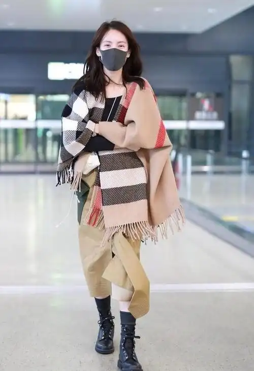 "金晨"舞蹈家气质好赞,包着围巾走机场也时髦,笑容甜美惹人爱
