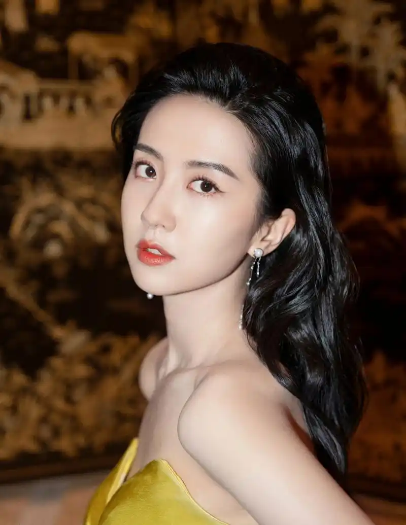 许龄月,黄色抹胸长裙,优雅且性感!