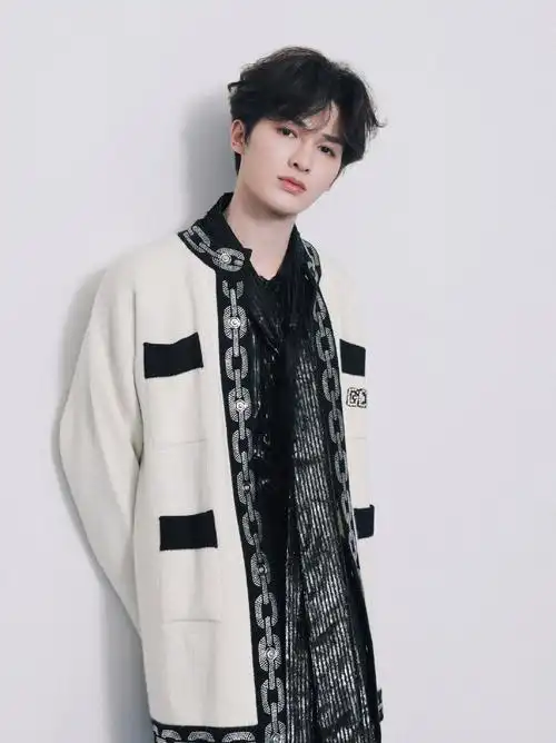 朱正廷清新简约帅气生活照图片56