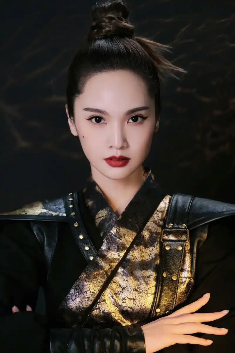 杨丞琳古风巾帼造型.黑衣束发,气场强大,尽显巾帼风范.#杨丞 - 抖音