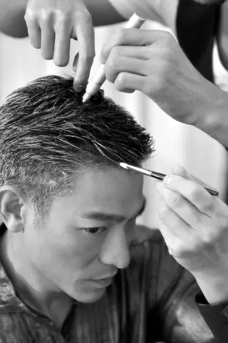 刘德华再染白发