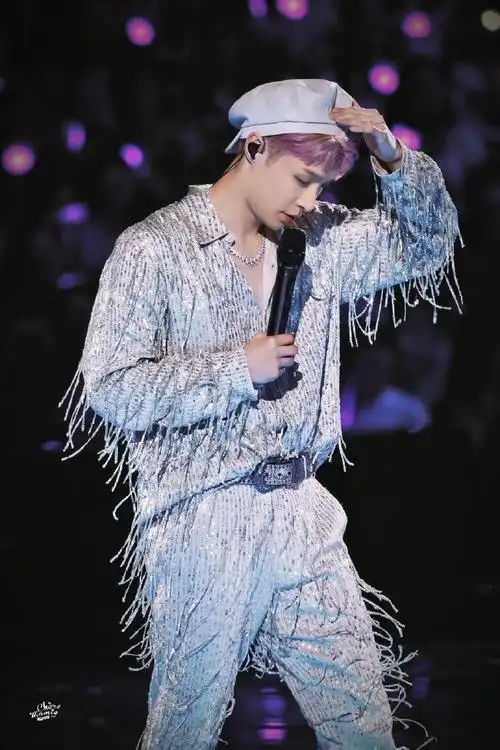 张艺兴染粉发#张艺兴今日演唱会舞台,是粉发!好绝好好看